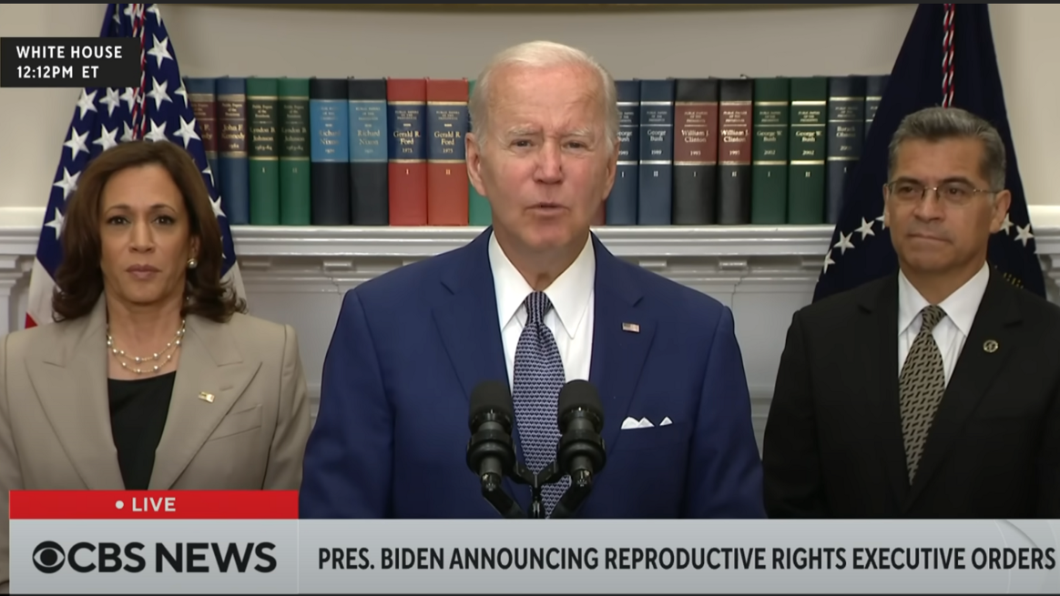 拜登总统在7月8日宣布签署《生殖权利行政命令》的讲话中，引用了最高法院关于终止宪法规定的堕胎权的多数意见。而近日，在社交媒体上，出现了通过误导性编辑对其进行了歪曲性解释的视频，说拜登按照提词器发表讲话，把提词器上面的提示语也念了出来，暗指其是老年痴呆。