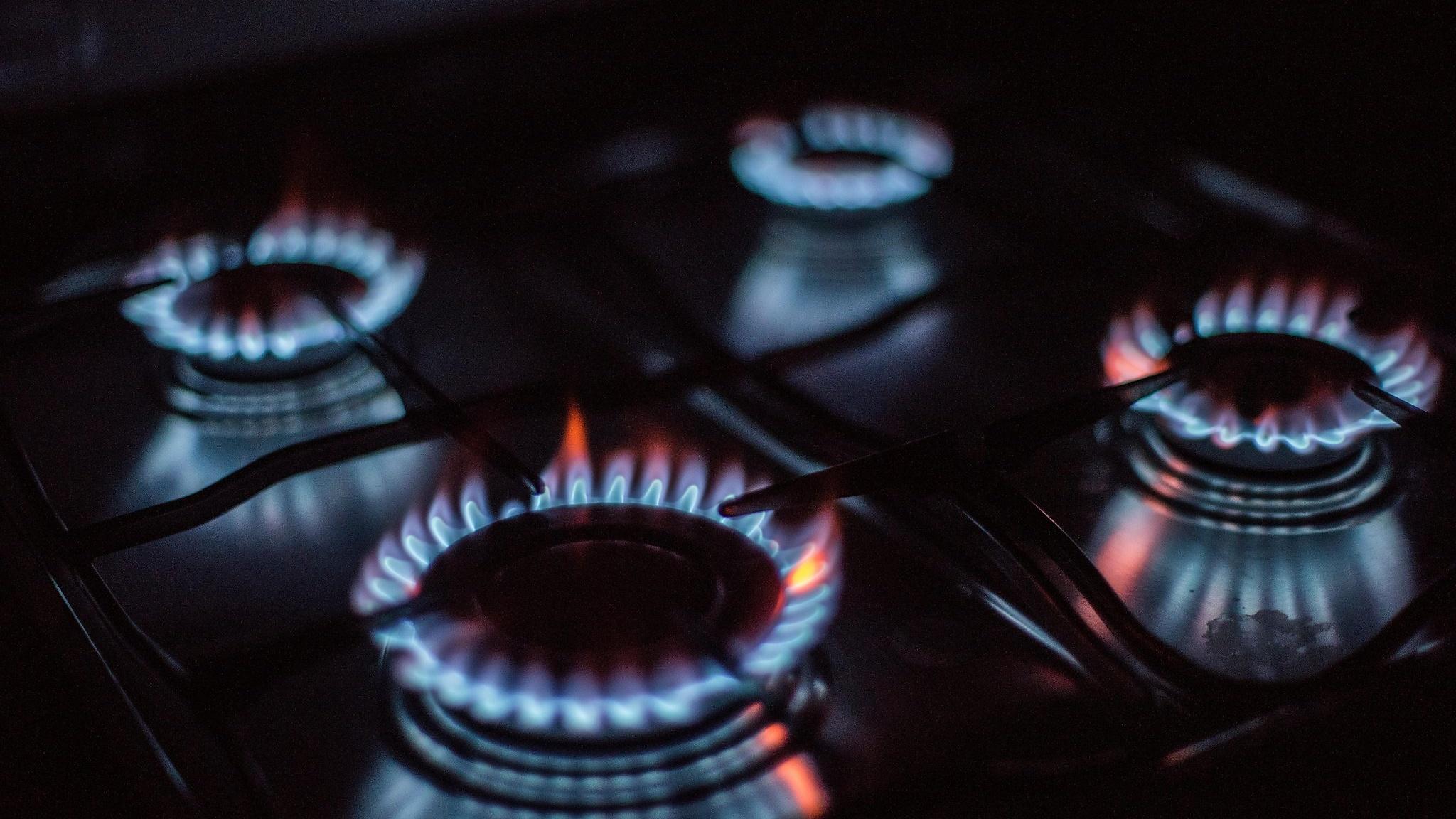 “燃气灶的排放可能是危险的，美国消费品安全委员会正在寻找减少相关室内空气质量危害的方法。但是需要明确的是，我并不打算禁止燃气灶，消费品安全委员会也没有这样做的程序。”