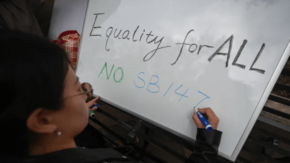 而右翼网站的这篇文章不敢正面说SB147不是歧视，而是遮遮掩掩替这个法案辩护，里面扯了一些中国国内的问题，比如政府对私营企业老板的打压，又加上美国限制中国国防七校是针对所谓渗透之类的指控。这是典型的五毛常用的whataboutism手段。就是别人批评中国怎么样，他就说你美国也怎么怎么样。这下反过来了，有人批评美国的一些政策，右翼就会跳出来说你中国也怎么怎么样。所以可见川粉和粉红其实是一个硬币的两面。