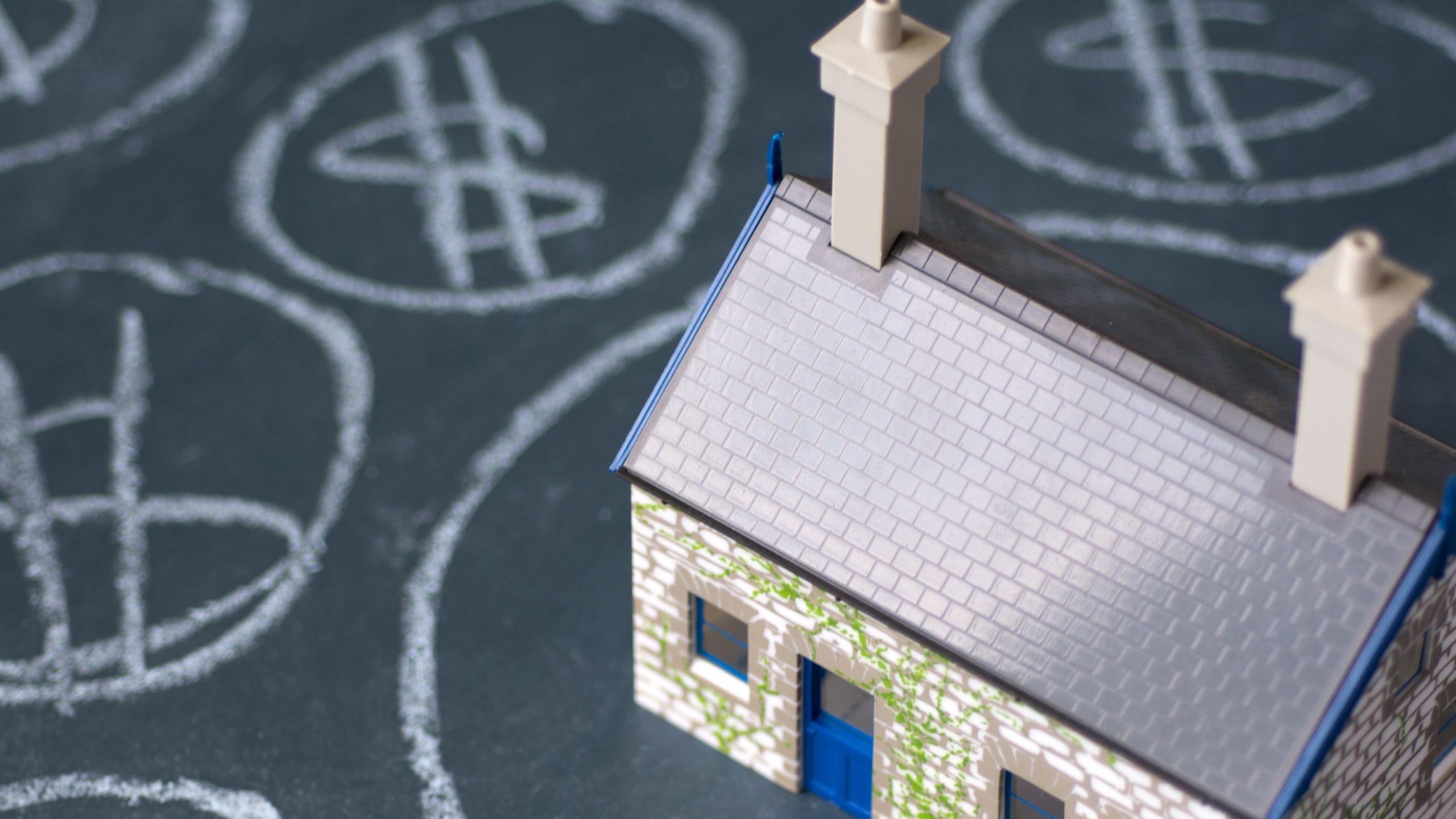 中文社区流传的“路易斯安那州禁止中国公民租房”出现在5月中旬，如果仅基于修正前的众议院HB 537提案的初版立法文本，所传达的讯息是准确的，但对于现在还在转发或阅读这些微信文章的读者来说，这个信息已经是不准确的了，该法案后续的修订案已经扩大了豁免范围。但是，尽管后来该提案增加了修正案，不适用于合法居留在美国、购买不动产作为单户或多户住宅的中国公民个人，但社区仍然担忧此类发难会助长敌对和排外情绪，让来自中国以及其他具有亚裔面孔的移民难以在提出类似法案州安居乐业。