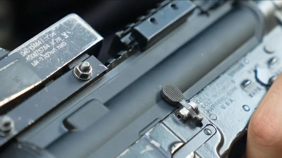 以色列国防军也有大量M4，而该国一直存在犯罪集团窃取及出售国防军步枪的问题。CNN在2022年的一篇文章中引用了部分巴勒斯坦武装分子持有武器的画面，发现上面刻有希伯来文。