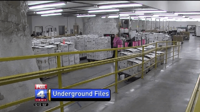 一个惊人的奇闻轶事是，大量移民档案存放在密苏里州堪萨斯城地区的石灰岩洞穴里。到了1999年，USCIS在密苏里州的一个山洞里又新开了国家记录中心。在2014年庆祝该设施成立15周年之际，官员们表示，他们在那里存储了2000多万份文件，每年增加150万份新文件。这种洞穴冬暖夏凉，用来存储历史文件再合适不过，但谁能想到，需要随时检索查看的移民文件也需要在这里保管？