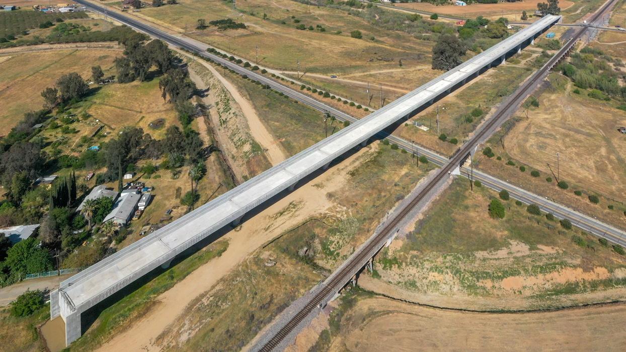 综上，“历时9年，耗资110亿美元，建成了1600英尺的高铁”这个说法中，只有“1600英尺”这个数字是能准确地与弗雷斯诺河高架桥段对应的，工程时长和建造成本的数字则被严重夸大和张冠李戴。