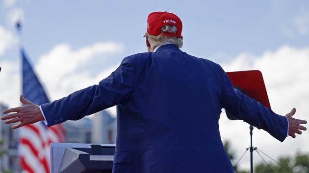 无论川普未来是否会兑现他对科技人才的承诺，他的易变性和过往的政策记录让人对其真正意图质疑。考虑到实施相关移民政策的政治障碍，对于希望长期留在美国发展的科技人才来说，空头支票再多页无法替代实际的政策保障。川普需要在实际行动上证明他对科技人才的支持和承诺，而不是仅仅停留在竞选口号和政治宣传中。