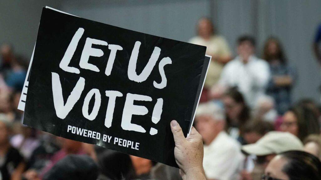 非公民投票极其罕见，但包括德州的多个保守州正在描绘出一幅非公民宁愿冒着被驱逐、被监禁的风险也要为民主党投一票的虚假叙事，剥夺公民和合法选民的选举权。没有资格的人投票是作弊；在没有可靠证据的情况下大规模地阻止合法选民投票，继而影响地方和联邦选举结果，这也是某种形式的选举舞弊。