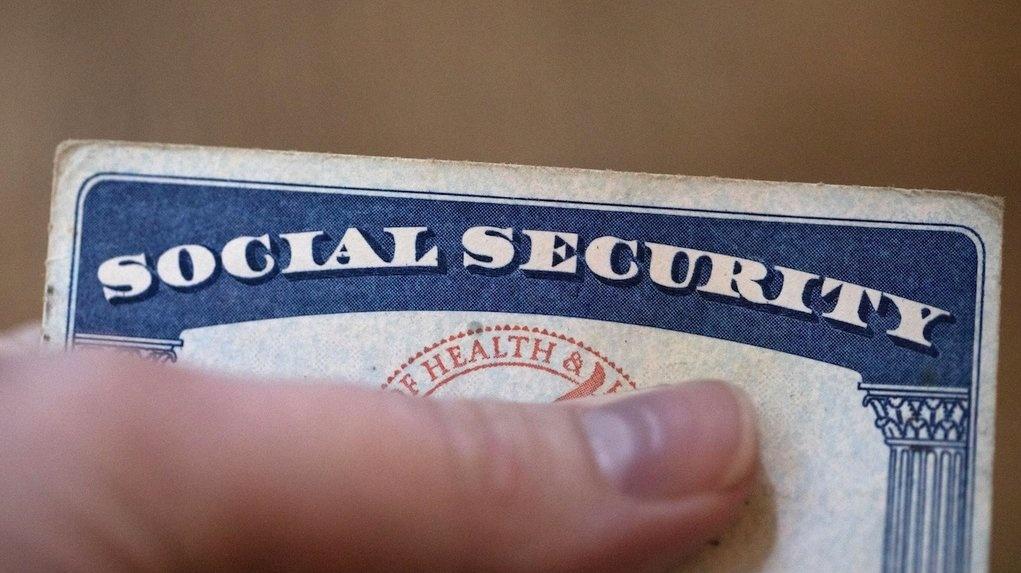 数据库有其特殊性，也有自己特殊的难度，特别是做系统的改朝换代。我做过好几个大型数据迁移项目，深知把数据从旧系统迁移到一个结构完全不同的新系统是一个非常挑战的工作。稍有不慎就会犯毁灭性的错误。