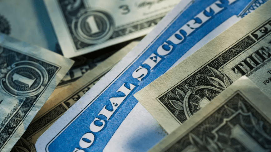 但是有社会安全号，并不等于就有资格领取社会安全福利，二者之间没有必然联系。虽然系统存 在一定的漏洞，但是能利用这个漏洞去冒领社会福利的人微乎其微，概率只有百万分之一。道理很简单，社保局按实际人数拨款，若真多了几亿人领社保，财政早已崩溃。