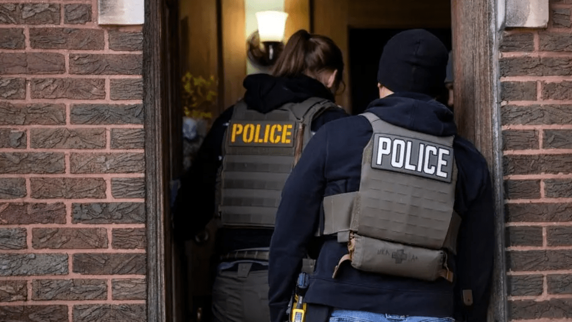 按照目前的速度，ICE 远远无法兑现川普的承诺。总统将大规模驱逐作为竞选活动的核心，并在就职演说中表示，ICE 将驱逐“数以百万计的犯罪外国人”。副总统万斯(J. D. Vance)则表示，政府将“从一百万人开始”。但 ICE 没有足够的资源和人手来实现川普的要求。该机构在全国范围内的执法人员不足 6000 人。他们的工作主要是移民案件管理，比如确保按时出庭和遵守监控规定，而不是穿着特殊装备强行入户或在街上进行大规模抓捕。