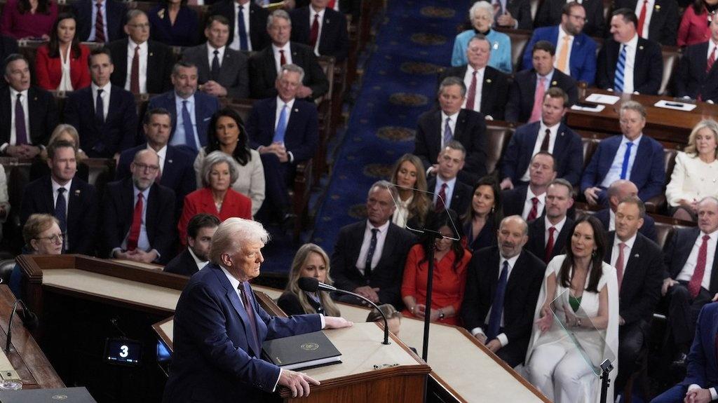 川普的演讲中的说法不仅仅是夸大或误导，而是一种精心策划的政治策略。其目的远超言辞本身，通过夸大重要议题的影响、捏造虚假指控来攻击公共机构，以此为未来的政策变革制造舆论基础。这些谎言绝非仅仅是随意地将“万”说成“百万”，而是系统性地操纵公众认知。 这一套组合拳的运作逻辑是这样的：首先制造危机感，让公众相信某个问题正失控；然后提出“解决办法”，并让大家相信“只有他”才能拯救局面；最终借机推行政策，而公众就会照单全收。